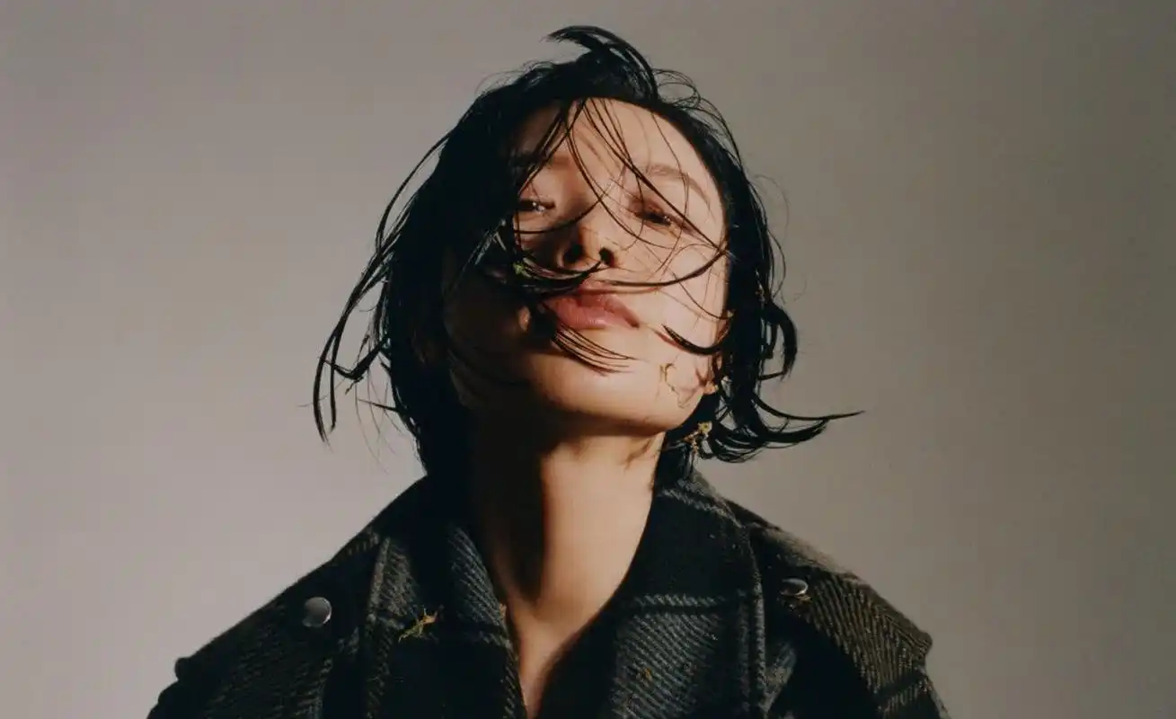 尼妮雀斑颜坠#倪妮仙境2021年新年封面,雀斑湿发造型,休闲大方,时尚