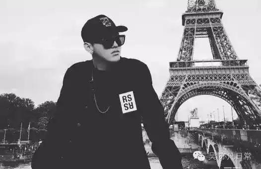 吴亦凡更新微博:与埃菲尔铁塔