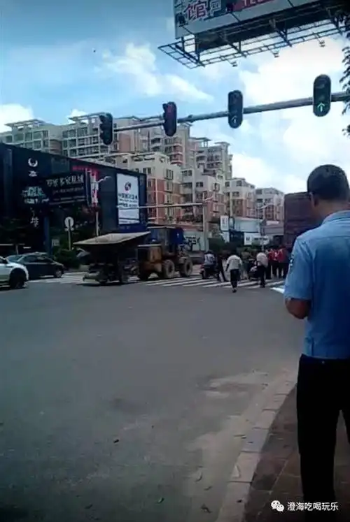 【安全】澄海卜蜂莲花路段车祸,一男子倒地不起!