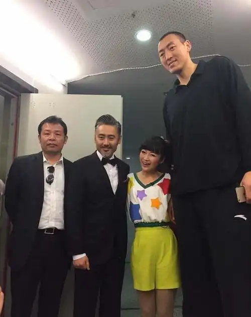 2米36的孙明明合影什么感受佟丽娅站椅子柳岩最爽