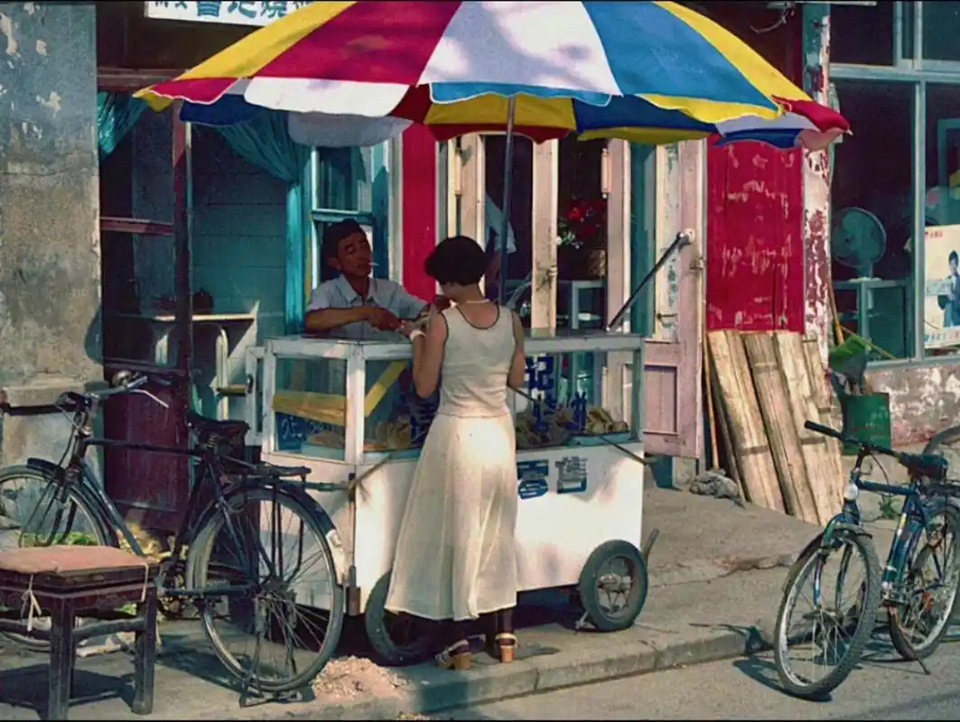 在上世纪90年代的城市街头,总能看到那些售卖冰冷饮品的小摊,这样的