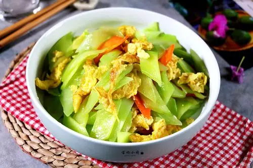 今儿这道菜不但好看还好吃,营养丰富还不油腻,尤其是莴笋和鸡蛋的搭配