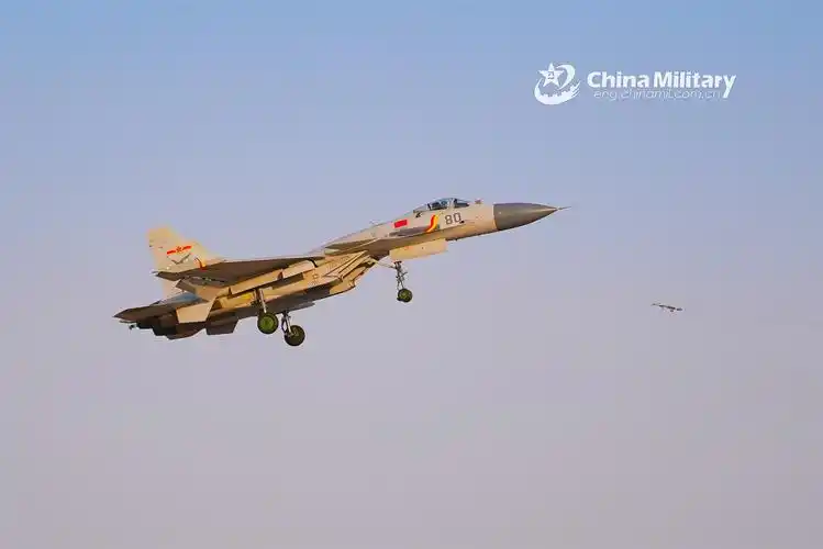 海军航空大学歼-15战斗机编队飞行_网易军事