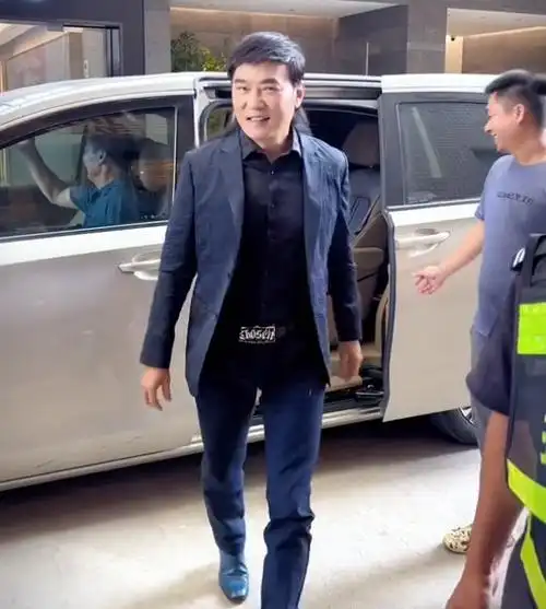 55岁焦恩俊形象大变长发披肩大腹便便认不出商演捞金人气低