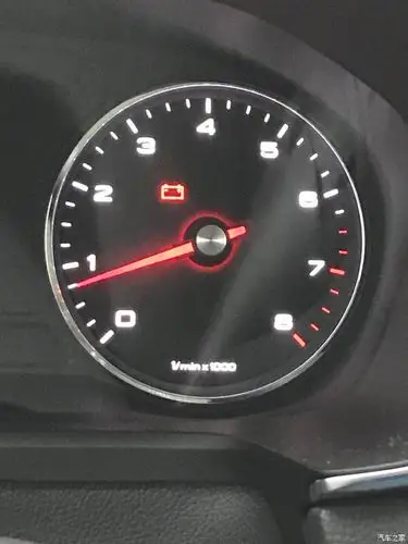 几天雨开启排风或空调后电瓶警示灯亮但亮10-15分钟又暗电瓶电量足