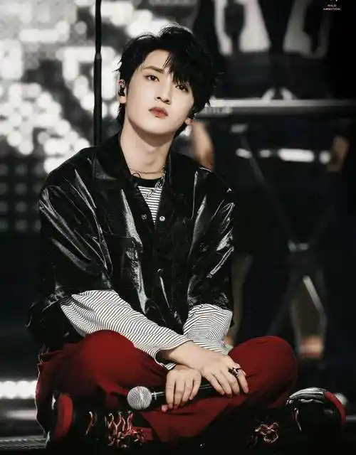 严浩翔这位弟弟也真的是宝藏男孩,小编才刚发现他的神仙颜值呀.