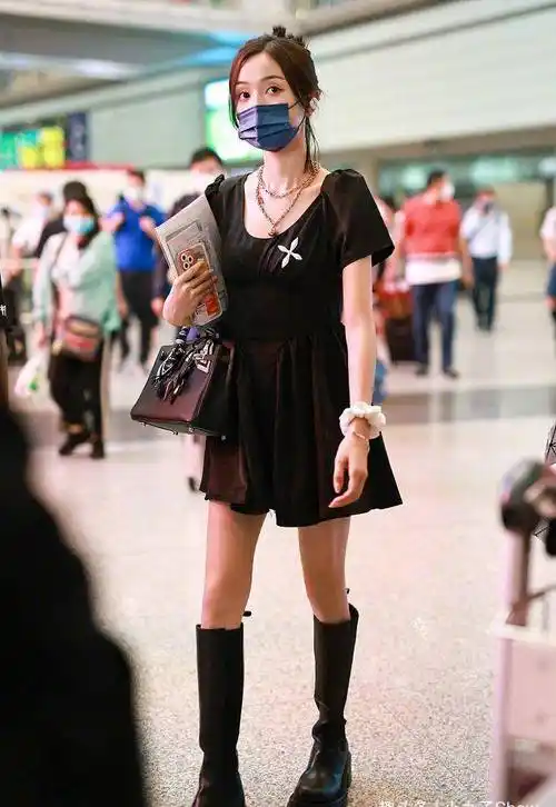 26吴宣仪高调走机场,穿黑色连衣裙瘦皮包骨,大腿肌肤凹陷明显_时尚