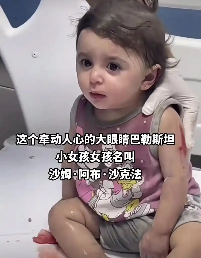 静静看着周围一切不哭不闹,殊不知已有内伤,她真的很可爱像天使一样的