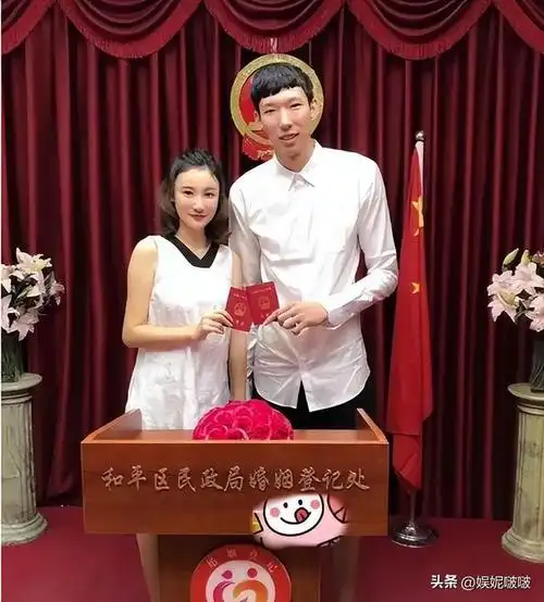 cba最美姐弟恋,周琦和大他6岁的空姐老婆,身材不输卡戴珊|cba|朱芳雨