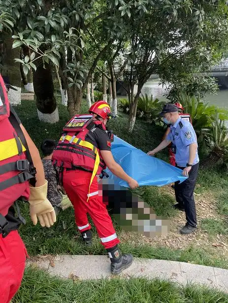 事发后不久溺水女子即被找到,但可惜的是该女子已无生命体征,被打捞