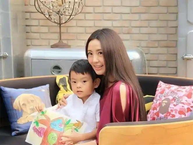 回顾演员杨童舒低调嫁圈外老公恩爱13年生一子被婆家宠成公主