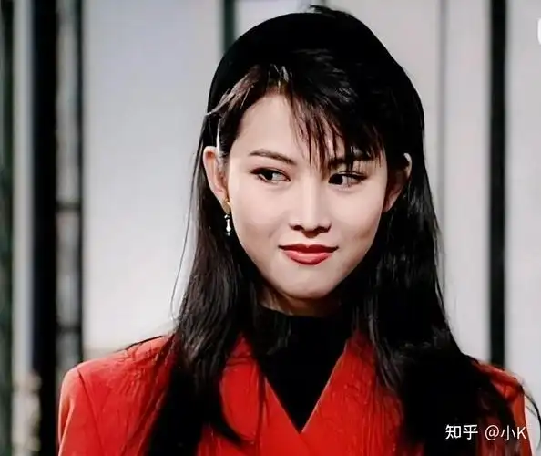 文章开头蔡少芬就教年轻人如何能更美,在了解到蔡少芬年轻时的颜值后