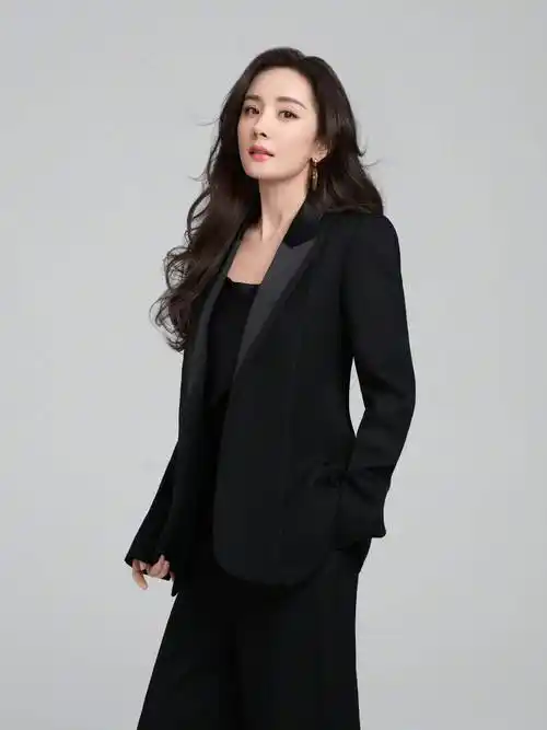 女明星们的"寡淡风"意外美出新高度_风格_礼服_活动