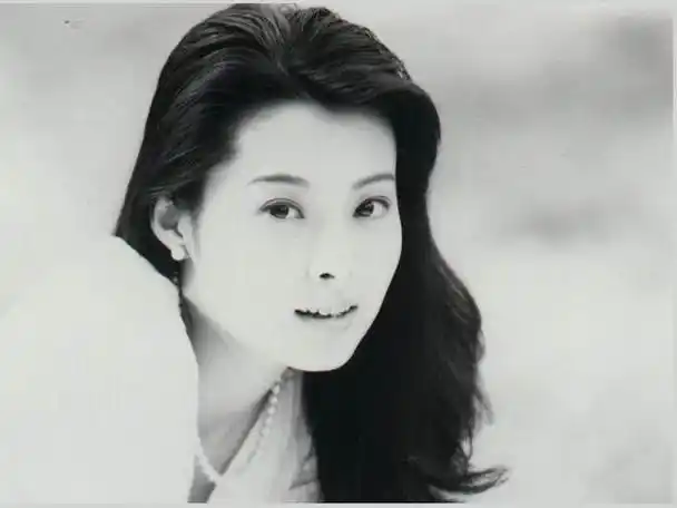 袁立年轻时写真照,妩媚中透着一股英气.