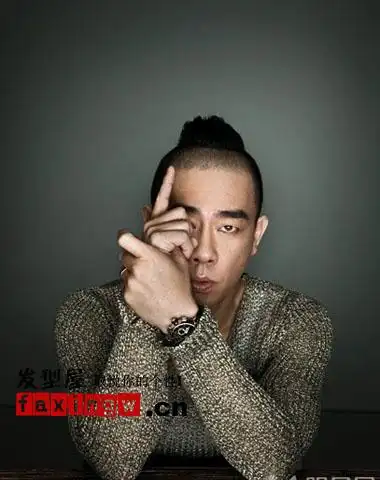 今年陈小春新发型叫什么啊! 求助哦!