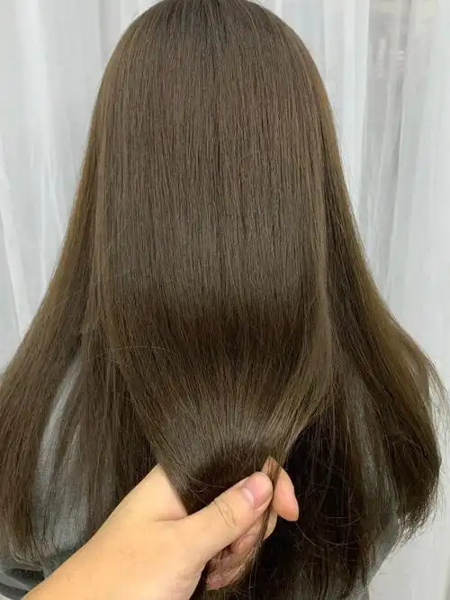 显白发色不用漂发色薄荷米棕发色推荐~薄荷米棕色低调又气质.