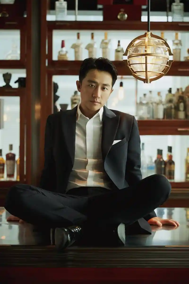 黄轩侧颜太帅气 神作西装沉稳绅士