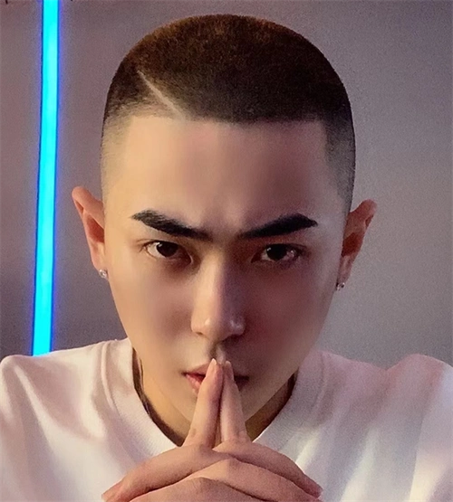 不擅长打理头发的男生,寸头最适合不过了,洗完头不用多久就干的.