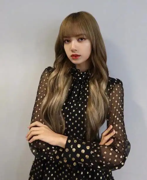 百年不变齐刘海的lisa终于露额头了原来有些脸真的hold不住偏分