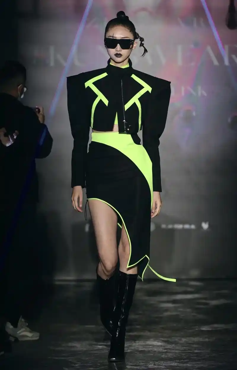 搬完2022最后一块砖.#模特 #秀场直击 #t台走秀 #一 - 抖音