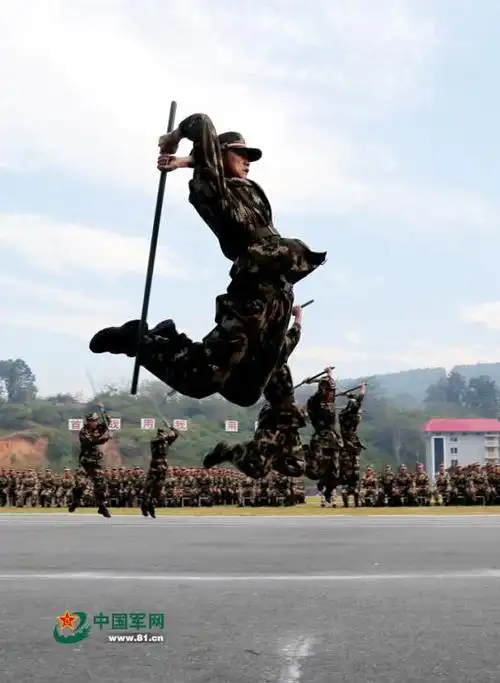 凌空劈杀武警新兵开展应急棍术训练