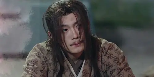 李亭哲饰演的丐叔出身医药世家,痴迷于炼毒制毒,但三