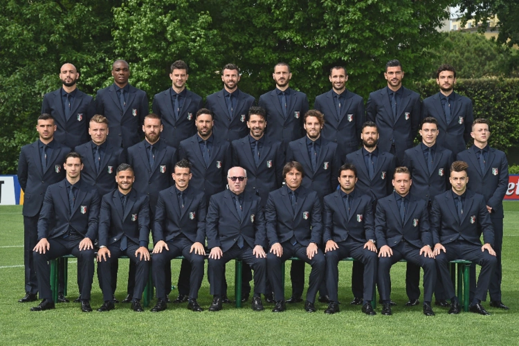 返回首页 分享 [1/8] 意大利国家队官方写真——正装照