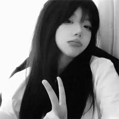 女生黑白简单意境头像真人图片
