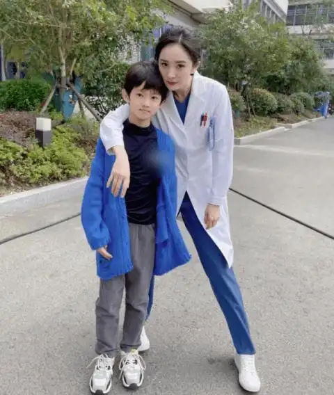 原创杨幂穿白大褂与孩子合影细长腿惹人羡慕