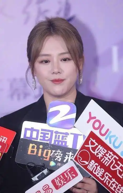 因抑郁发胖的马思纯依旧很美西装配长裙挺职业范超惊艳