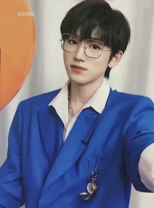 宋亚轩蓝色西装造型随拍##宋亚轩和蓝色西装的适配度