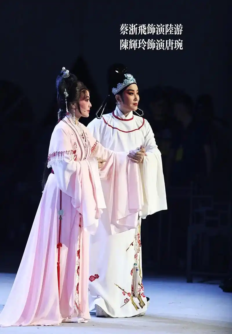 浙江小百花越剧团 #蔡浙飞 #陈辉玲 #工作花絮 苍南演出 - 抖音