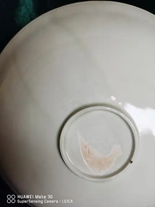 写美篇  宋代定窑的釉还有一个明显的特征,即所谓的"泪痕",这是上釉
