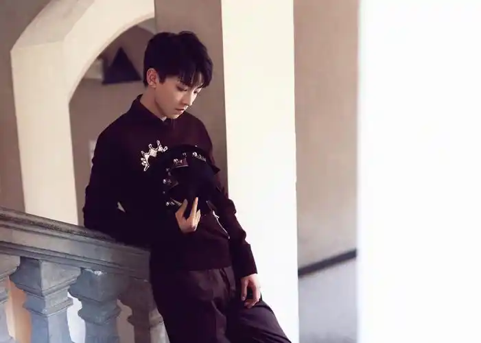 王俊凯米兰毕业旅行街拍大片day2,身着dolce&gabbana酒红色刺绣毛衣