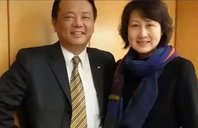 张凯丽与富豪老公逛夜市,穿百元t恤甜蜜牵手,结婚26年仍似热恋