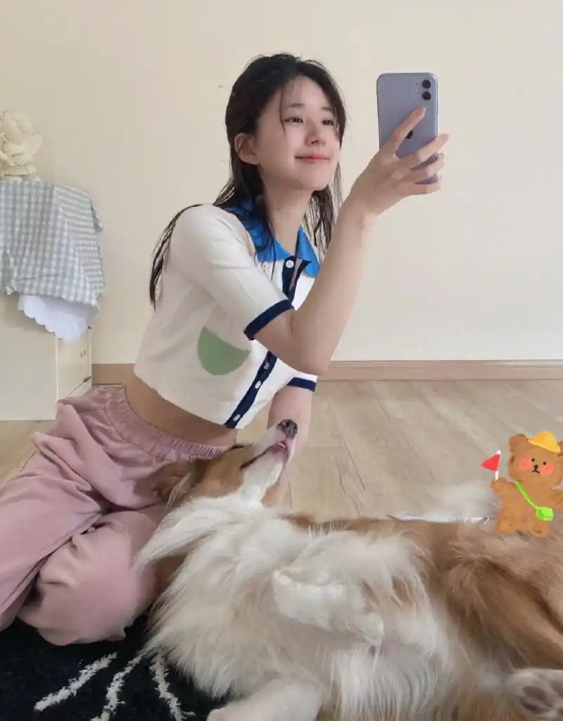 助理片场帮赵露思脱鞋穿袜子# 赵露思和助理是发小关系!