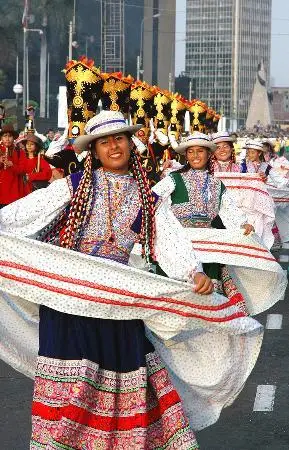 图文:秘鲁举行民俗舞蹈大游行(3)