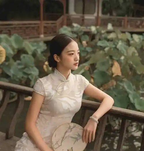 上30岁的女人穿一身靓丽的旗袍搭配这几款发型显得优雅温柔