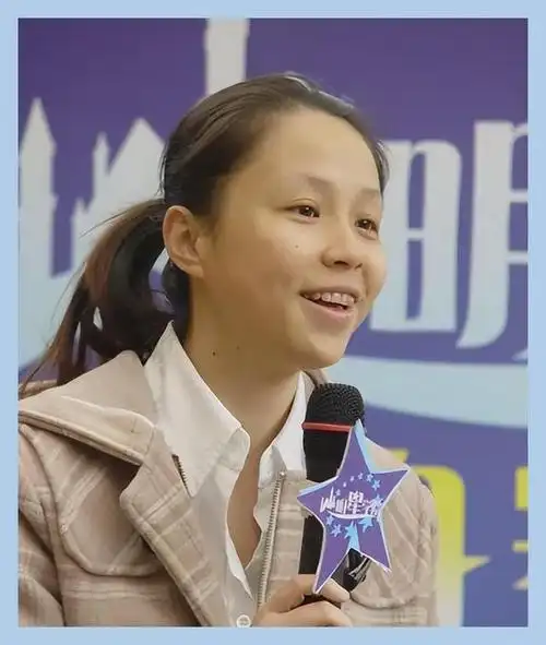 龙丹妮22岁成制片,捧火华晨宇,让肖战吃