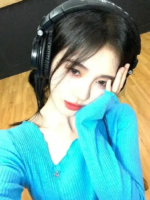 鞠婧祎分享自拍美照 穿蓝色斜领上衣戴耳机温柔迷人