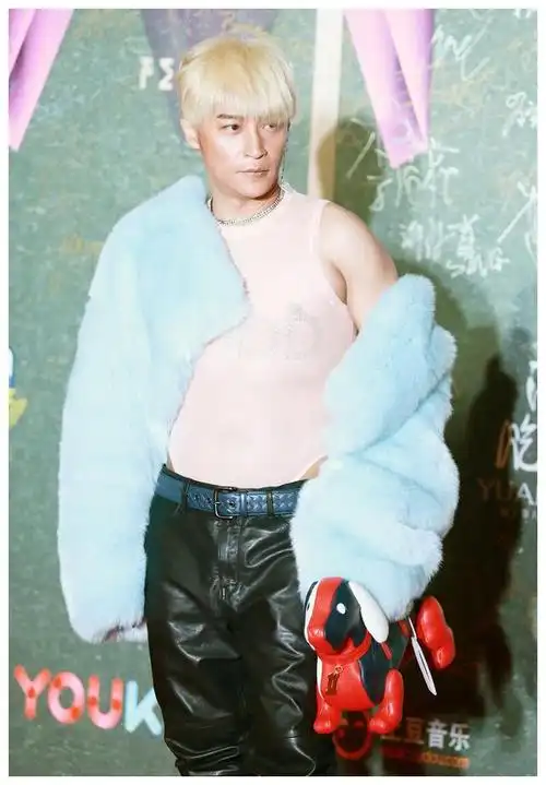 小虎队中最没存在感的陈志朋,靠奇装异服回归,近照有点像贾乃亮