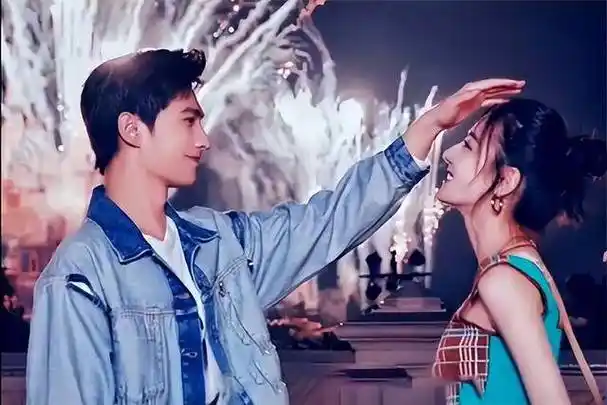 杨洋恋情曝光:迪丽热巴被指"倒贴",更多细节引发关注,本人曾回应