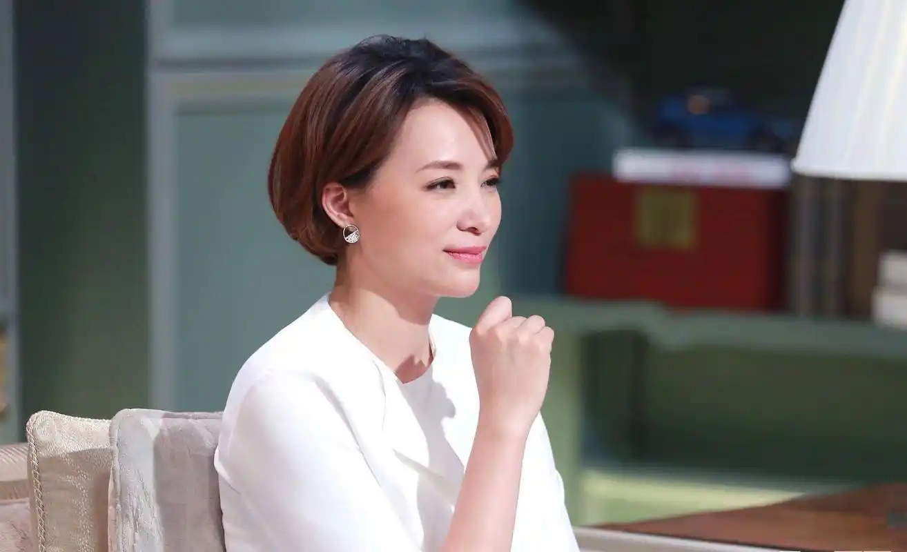 主持位置被顶替,家人被限制高消费,央视主持人董卿的日子不好过