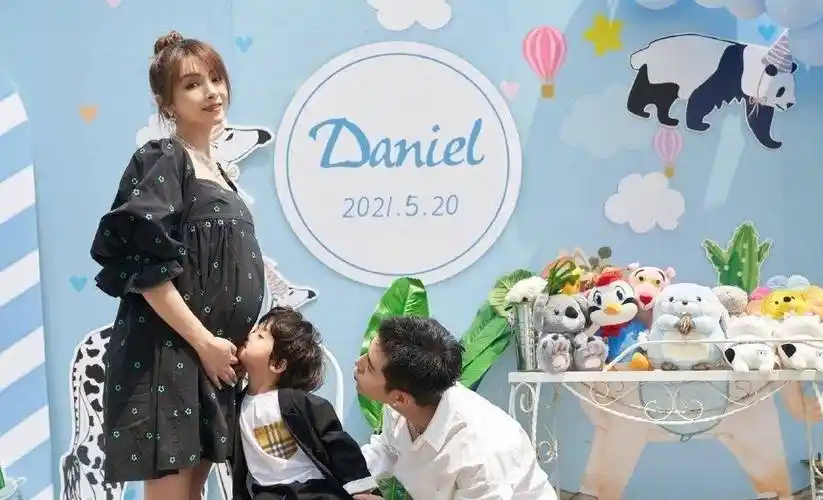 麦迪娜官宣怀二胎,挺着孕肚穿花裙扎丸子头,打扮甜美不像孩子妈_造型