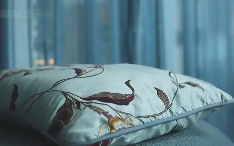 《枕妖》1_2 枕头不再安全 女孩竟与枕头谈恋爱