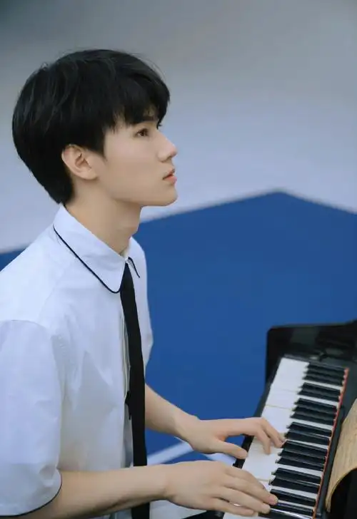 张真源马术服三连拍#被张真源的侧颜着实帅到了这清晰 锋利的下颌线!