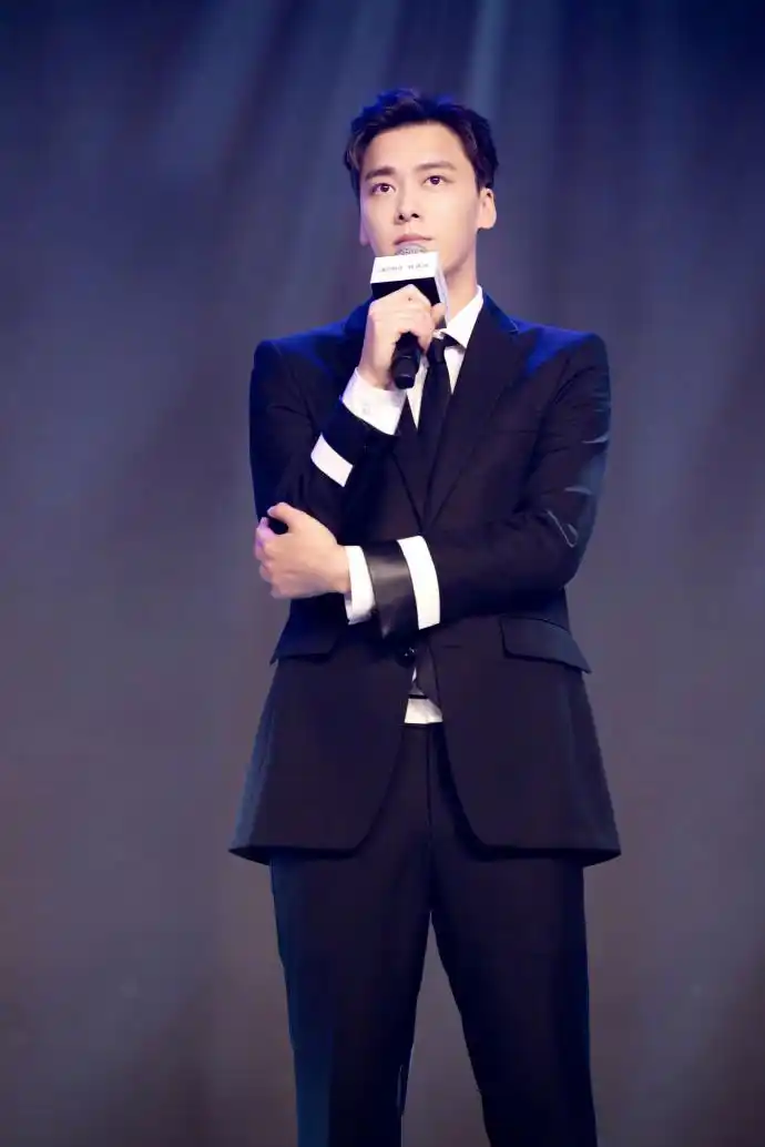 消息李易峰现身上海出席品牌活动西装大帅哥在线分享护牙小技巧