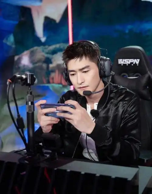 每当谈论起王者荣耀的明星选手,总是绕不开fly这个名字.