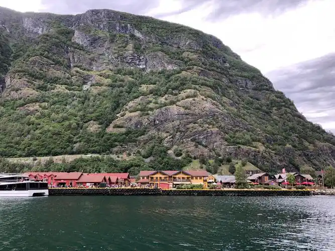 弗洛姆小镇位于挪威最深最长的松恩峡湾的支流艾于兰峡湾之中.