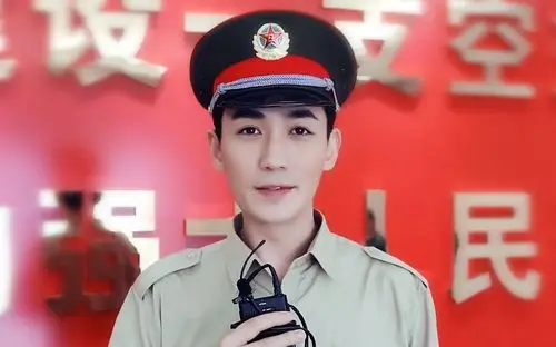 朱一龙香港回归22周年祝福穿军装的拢龙好帅好标致啊